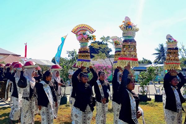 Salah satu Desa yang ikut memeriahkan parade Budaya dalam rangka HUT KLU ke 18. (Foto. kicknews.today/Anggi)