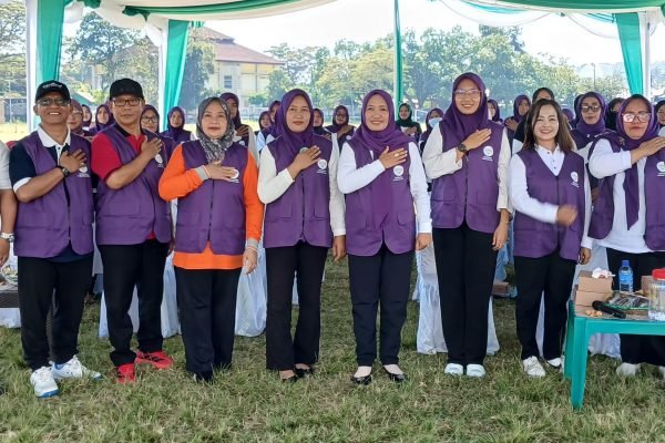 Foto bersama Ketua Tim Penggerak PKK Kabupaten Lombok Utara (tengah) bersama dinas kesehatan dan Tim Kader posyandu KLU. (Foto. kicknews.today/Anggi)
