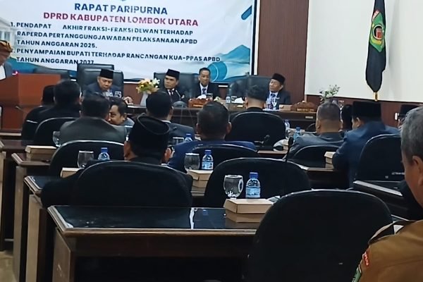 Perwakilan Fraksi Gerindra DPRD KLU saat Rancangan Peraturan Daerah (Raperda) tentang Pertanggungjawaban Pelaksanaan APBD Tahun Anggaran 2025 untuk ditetapkan menjadi Peraturan Daerah. (Foto. kicknews.today/Anggi)