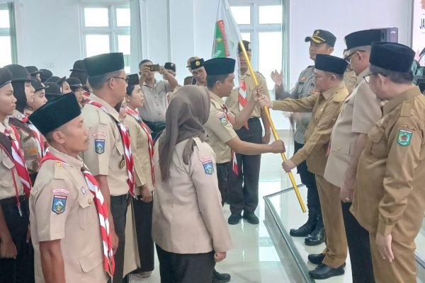 Bupati Lombok Utara didampingi Ka Kwarcab Pramuka Lombok Utara, Kapolres dan Kadis Dikbudpora KLU saatelepas anggota Pramuka yang akan berangkat mengikuti Jambore Nasional ke XII di Cibubur, Jakarta. (Foto. kicknews.today/Anggi)