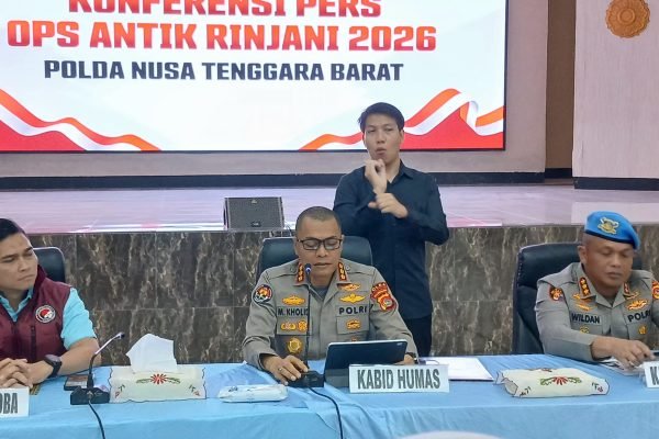 Kabid Humas Polda NTB (tengah) didampingi Ditresnarkoba Polda NTB (Rompi Merah) dan Kabid Propam Polda NTB. (Foto. kicknews.today/Anggi)