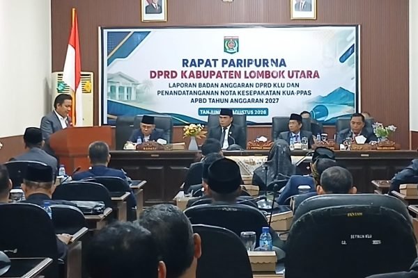 Anggota Banggar Komisi III DPRD KLU, Zakaria Abdillah saat membacakan Laporan Banggar pada Rapat Paripurna DPRD KLU. (Foto. kicknews.today/Anggi)