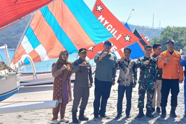 Kadis Pariwisata NTB bersama Dinas Pariwisata KLU dan panitia Festival Pesisir saat akan melepas peserta lomba perahu layar. (Foto. kicknews.today/Anggi)