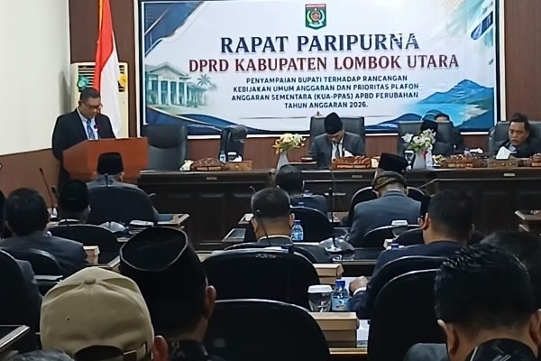 Wakil Bupati Lombok Utara, Kusmalahadi Syamsuri saat menyampaikan proyeksi pendapatan daerah dalam perubahan APBD Tahun Anggaran 2026 pada Rapat Paripurna DPRD KLU. (Foto. kicknews.today/Anggi)