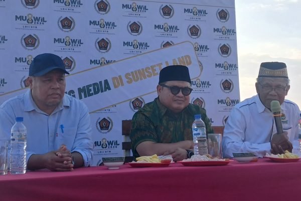 Ketua Umum DPP LDII, H. Dody Taufiq Wijaya (tengah) didampingi Ketua DPW LDII NTB, Abdullah A. Karim dan Ketua Panitia Pengarah Muswil LDII NTB, M. Ramadhani. (Foto. kicknews.today/Anggi)