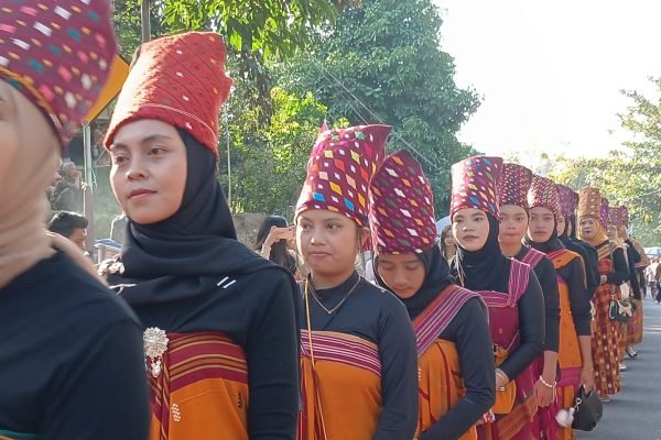 Dedare Bayan saat mengikuti Parade Jong Bayan yang merupakan bagian dari Mulud Adat Bayan. (Foto. kicknews.today/Anggi)