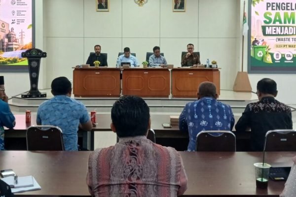 DLH Lombok Utara bersama PT WASTD dotcom saat Rapat Koordinasi Pengelolaan Persampahan. (Foto. kicknews.today/anggi)