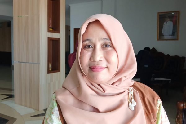 Kepala DPMPTSP-Naker KLU, Evi Winarni. (Foto. kicknews.today/Anggi)
