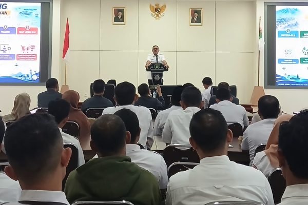 Wakil Bupati Lombok Utara, Kusmalahadi Syamsuri saat membuka Peluncuran lima proyek perubahan (Proper) peserta Pelatihan Kepemimpinan Nasional (PKN) Tingkat II Angkatan ke-13. (Foto. kicknews.today/Anggi)