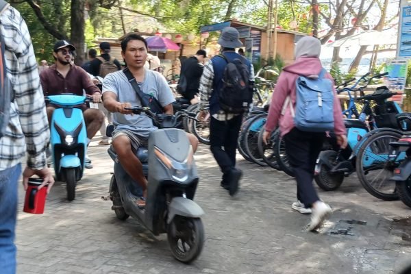 Tampak warga lokal dan wisatawan asing saat menggunakan sepeda listrik di Gili Trawangan. (kicknews.today/Anggi)