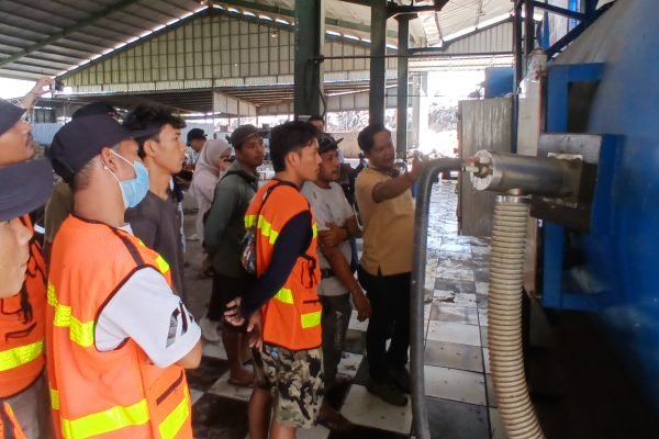 12 tenaga operator saat mendapat pelatihan khusus untuk pengoperasian mesin insinerator di TPST Gili Trawangan, Jumat (18/9/2026). (Foto kicknews.today/Anggi)