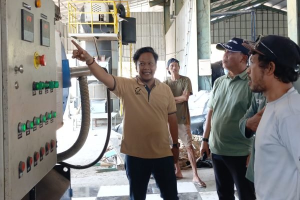 Kang Deden dari PT Dodika saat menjelaskan cara pengoperasian alat insinerator pengelohan sampah di TPST Gili Trawangan. (Foto. kicknews.today/Anggi)