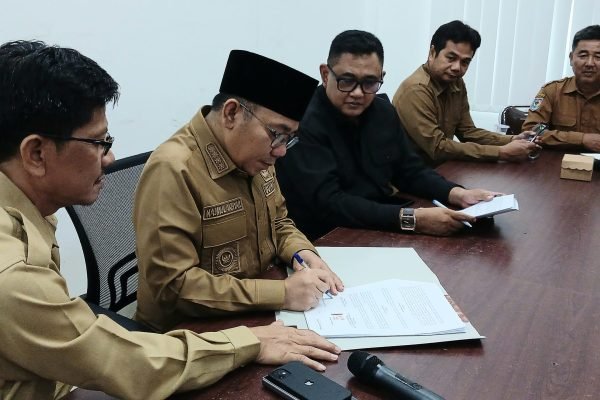 Bupati Lombok Utara saat melakukan penandatanga MoU sebagai bagian dari dimulainya pendampingan pembiayaan proyek melalui Project Development Facility (PDF) Kementerian Keuangan. (Foto. kicknews.today/Anggi)