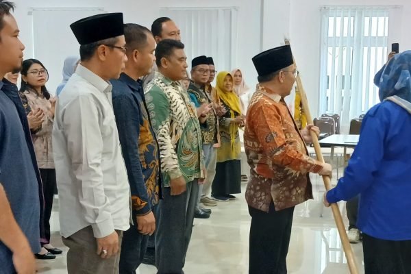 Ketua Umum Pengurus Pusat IKA Unram, Baiq Isvie Rupaeda saat menyerahkan Pataka kepada Ketua IKA Unram KLU, Najmul Akhyar. (Foto. kicknews.today/Anggi)
