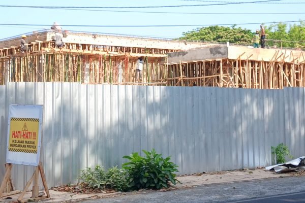 Tampak pembangunan gedung BPBD KLU. (Foto. kicknews.today/Anggi)