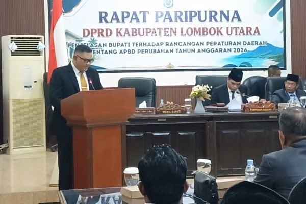 Wakil Bupati Lombok Utara, Kusmalahadi Syamsuri dalam Rapat Paripurna DPRD Lombok Utara terkait Rancangan Perubahan APBD Tahun Anggaran 2026, Senin (28/9/2026) di Ruang Rapat DPRD KLU. (Foto. kicknews.today/Anggi)