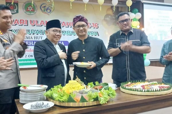 Bupati Lombok Utara bersama Direktur RSUD KLU (tengah) saat potong tumpeng di acara Tasyakuran HUT ke 16 RSUD KLU. (Foto. kicknews.today/Anggi)