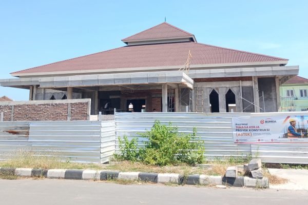 Tampak depan pembangunan Gedung Inspektorat KLU. (Foto. kicknews.today/Anggi)