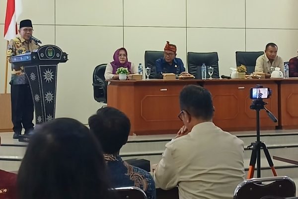 Bupati Lombok Utara, Najmul Akhyar saat membuka Sosialisasi Strategi Pelaksanaan Wajib Belajar Satu Tahun Pendidikan Prasekolah dalam Rangka Penuntasan ATS di Lombok Utara. (Foto. kicknews.today/Anggi)