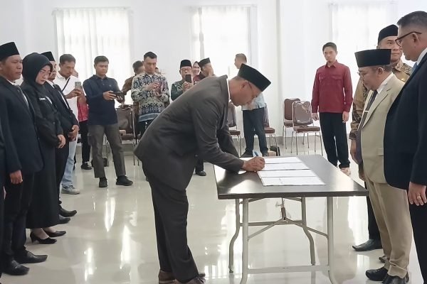 Bupati bersama Wakil Bupati Lombok Utara melantik 26 Pejabat Kepala Desa Persiapan sebagai bagian dari upaya penataan wilayah administrasi pemerintahan desa. (Foto. kicknews.today/Anggi)