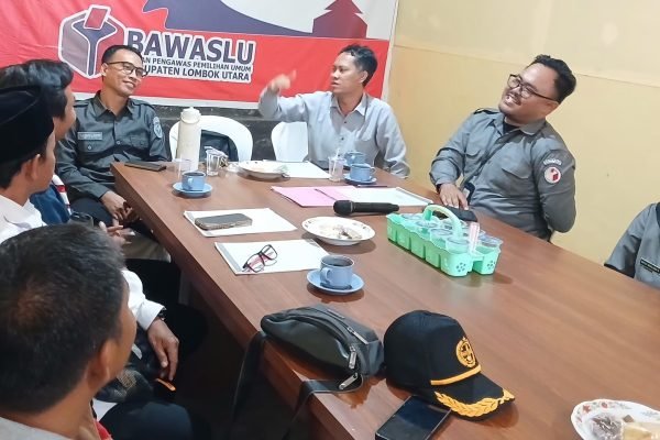 Bawaslu KLU bersama Anggota Kwarcab Gerakan Pramuka Lombok Utara saat membentuk Saka Adhyasta Pemilu di Aula Kantor Bawaslu KLU. (Foto. kicknews.today/Anggi)