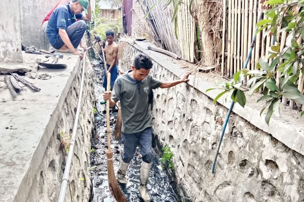Lurah Panggi, Bambang SSos pimpin gotong royong membersihkan parit.