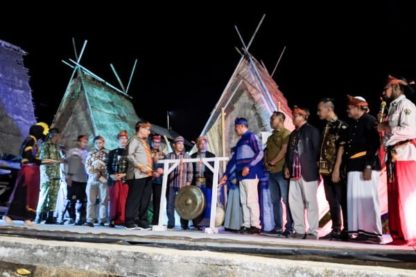 Kadis Kebudayaan NTB, Muhammad Ikhwan didampingi Kadis Pariwisata Kabupaten Bima, M Akbar Musa SP MSi dan sejumlah unsur membuka Festival Uma Lengge di Kecamatan Wawo.