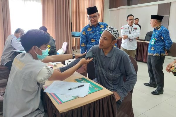 Pemeriksaan Kesehatan salah satu calon jamaah haji. (Foto Kemenag RI)