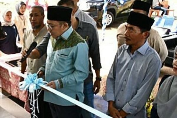 Bupati Lombok Utara saat meresmikan Gedung Unit PPA. (Foto. kicknews.today/Ist)