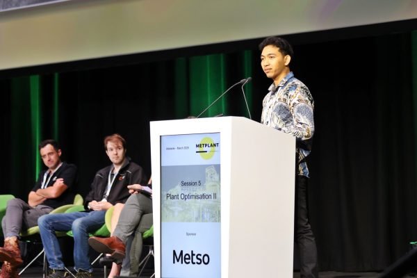 Perwakilan tim Metallurgy AMMAN saat mempresentasikan inovasi pengolahan tembaga di ajang MetPlant 2026 di Adelaide, Australia. Inovasi dari tambang Batu Hijau, Sumbawa Barat, itu meraih penghargaan Best Paper setelah dinilai mampu meningkatkan recovery tembaga sekaligus menekan konsumsi bahan kimia dalam proses pengolahan mineral.
