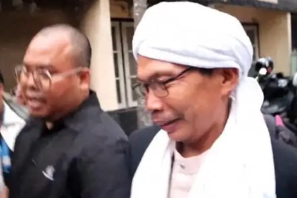 AIS usai menjalani pemeriksaan terkait dugaan pelecehan seksual terhadap santriwati di Polresta Lombok Tengah, Senin (28/9/2026). (Foto: Istimewa)
