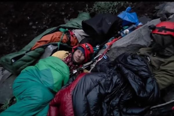 Agam dan Tim Recue saat tidur di Tebing Rinjani saat evakuasi Juliana