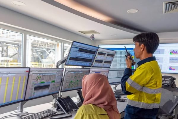 Personel AMMAN memantau proses pengolahan material melalui sistem digital di ruang kontrol Tambang Batu Hijau, Kabupaten Sumbawa Barat. Teknologi membantu operator membaca kondisi proses dan mengambil keputusan secara lebih presisi. Foto: Dok. AMMAN.