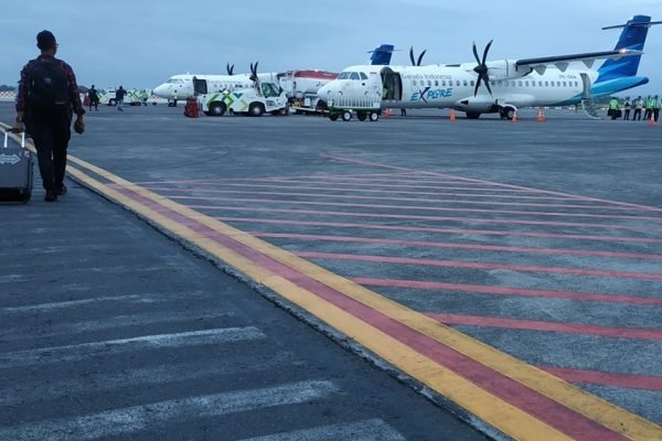 Aktivitas penerbangan di Bandara Internasional Zainuddin Abdul Madjid, Lombok Tengah. Sebanyak 17 penerbangan rute Lombok–Jakarta dan sebaliknya dibatalkan akibat penutupan sementara Bandara Soekarno-Hatta menyusul sebaran abu vulkanik Anak Krakatau, Minggu (6/9/2026). (Foto: Doc. kicknews.today)