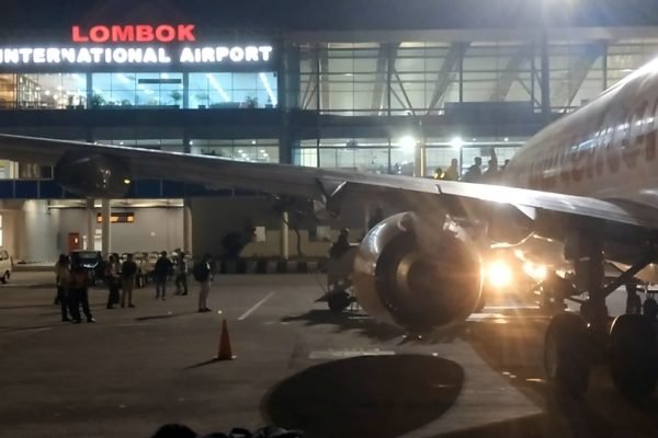 Pesawat terparkir di apron Bandara Internasional Lombok. Sebanyak delapan penerbangan rute Lombok–Jakarta dan Jakarta–Lombok dibatalkan pada Minggu (6/9/2026) akibat dampak sebaran abu vulkanik erupsi Gunung Anak Krakatau. (Foto: dok. kicknews.today)