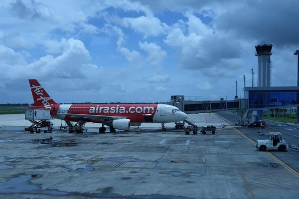 Pesawat AirAsia terparkir di apron Bandara Internasional Zainuddin Abdul Madjid, Lombok Tengah. (Foto: KickNews.Today)
