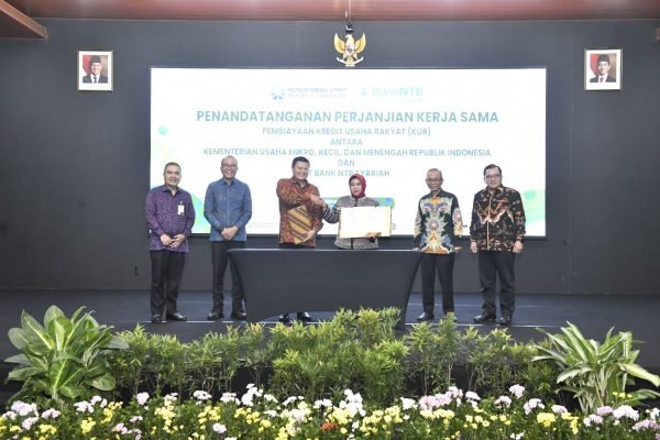 Bank NTB Syariah menandatangani Perjanjian Kerja Sama Pembiayaan KUR bersama Kementerian UMKM RI sebagai penguatan akses pembiayaan bagi UMKM dan PMI di NTB.