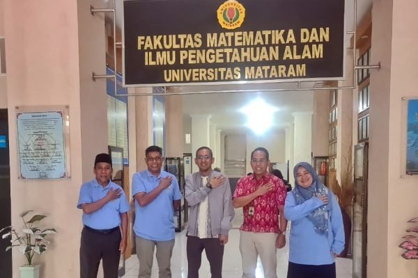 Jajaran Bank NTB Syariah bersama pimpinan FMIPA Universitas Mataram usai membahas peluang kerja sama sains, teknologi dan digitalisasi kampus, Selasa (18/8/2026). (Foto: Bank NTB Syariah)