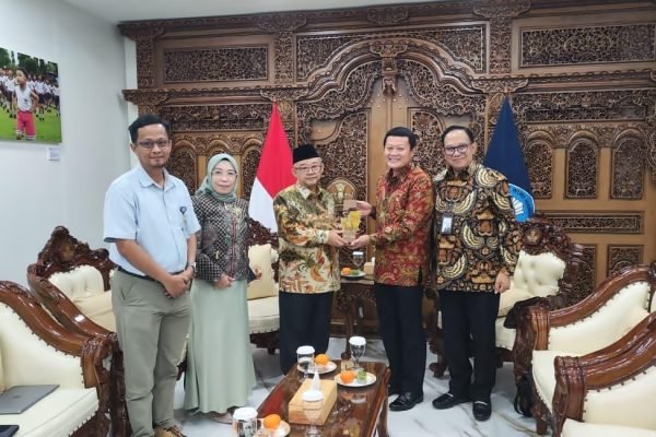 Audiensi jajaran Bank NTB Syariah dengan Mendikdasmen Abdul Mu’ti di Jakarta, Kamis (1/10/2026), membahas penguatan layanan keuangan bagi guru dan tenaga kependidikan di NTB. (Foto: Bank NTB Syariah)