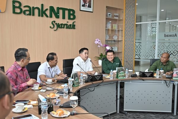 Direktur Pembiayaan Bank NTB Syariah Agus Suhendro bersama perwakilan Kementerian PKP dan BP Tapera membahas optimalisasi pembiayaan perumahan di Kantor Pusat Bank NTB Syariah, Mataram, Senin (21/9/2026). (Foto: Bank NTB Syariah)