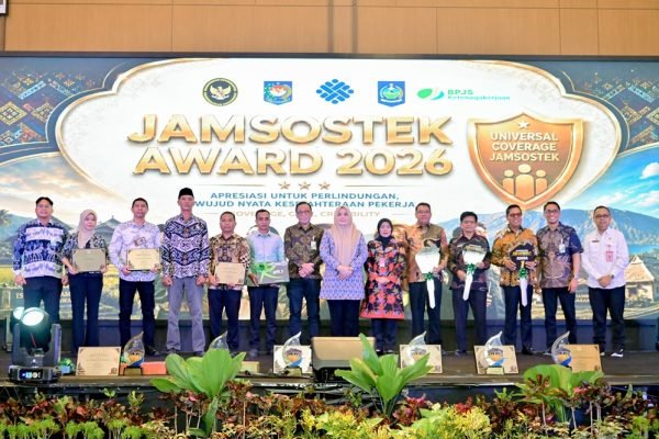 Perwakilan Bank NTB Syariah bersama penerima penghargaan dalam Jamsostek Award Provinsi NTB Tahun 2026 di Prime Park Hotel, Mataram, Selasa (1/9/2026). Bank NTB Syariah meraih penghargaan Perusahaan Terbaik Kategori Menengah dan Besar. (Foto: Bank NTB Syariah)