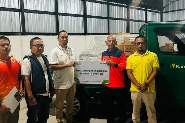 Penyaluran bantuan Bank NTB Syariah untuk warga terdampak kebakaran Desa Adat Sade di Lombok Tengah.