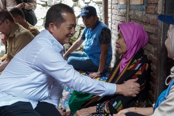 Gubernur NTB Lalu Muhamad Iqbal berdialog dengan seorang warga saat meninjau pelaksanaan Program Desa Berdaya. Pemprov NTB menyiapkan 140 pendamping untuk mendampingi keluarga sasaran di 37 Desa Berdaya Transformatif pada 2027. (Dok. Pemprov NTB)