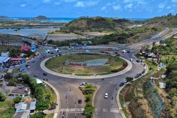 Suasana kawasan Bundaran Songgong, pintu masuk kawasan Mandalika, Lombok Tengah. Persoalan tarif dan praktik broker kamar hotel kembali menjadi sorotan menjelang MotoGP Mandalika 2026. Foto: kicknews.today.