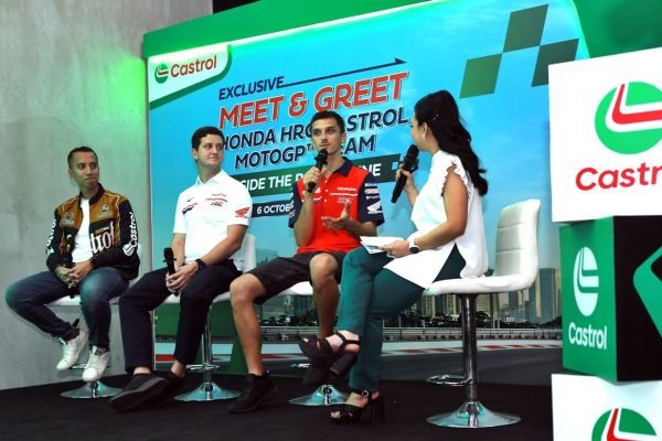 Luca Marini, Honda HRC Castrol MotoGP™ Team Rider; Harry Lloyd, Head of Marketing and Communications, Honda Racing Corporation (HRC); dan Amanda Parikesit, Head of Marketing Castrol Indonesia di sela diskusi yang digelar di acara Inside the Racing Line pada Selasa (6/10) di Alam Sutera.