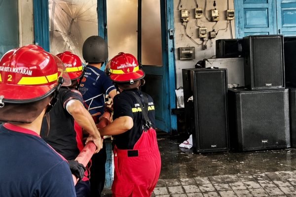 Petugas Damkarmat Kota Mataram melakukan penanganan kebakaran di gudang Rocket Music, kawasan Cakranegara, Kota Mataram, Selasa (25/8/2026). Kebakaran tersebut menyebabkan kerugian material sementara ditaksir sekitar Rp800 juta. Foto: Istimewa/KickNews.