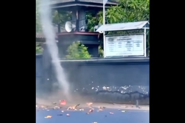Pusaran debu atau dust devil mengangkat debu dan dedaunan di Jalan Sriwijaya, Kota Mataram, Kamis (17/9/2026) sekitar pukul 13.40 Wita. (Foto: tangkapan layar video warga)