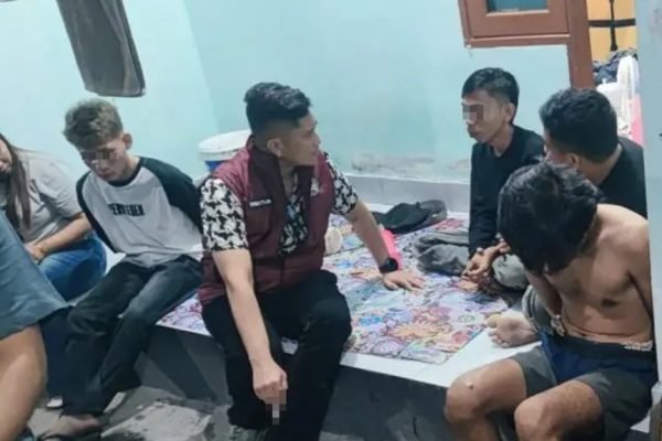 Petugas yang dipimpin langsung oleh Direktur Ditresnarkoba Polda NTB saat menggerebek kamar kos di Jempong Baru, Kota Mataram, dalam pengungkapan dugaan kasus narkotika yang melibatkan lima aktivis mahasiswa asal Bima. (Foto: Dok. Polda NTB)