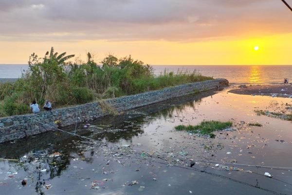 Tumpukan sampah memenuhi salah satu kawasan pesisir Kota Mataram. Sampah yang tidak tertangani berpotensi mencemari sungai hingga terbawa ke laut. Foto: Dok. kicknews.today