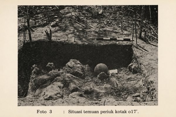 Situasi temuan periuk pada kotak ekskavasi Situs Gunung Piring, Lombok Tengah, dalam penelitian arkeologi tahun 1976. Temuan tersebut menjadi salah satu jejak hunian prasejarah di Pulau Lombok. Foto: Dokumentasi Ekskavasi Gunung Piring 1976.